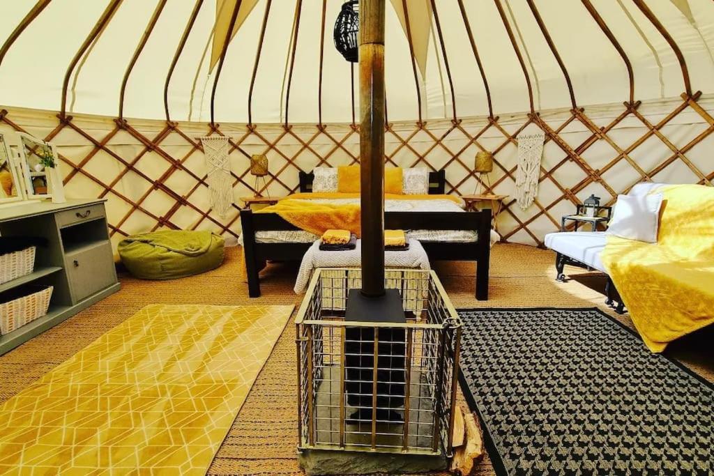 Bronfelen Yurt Hotel Cynghordy Exterior photo